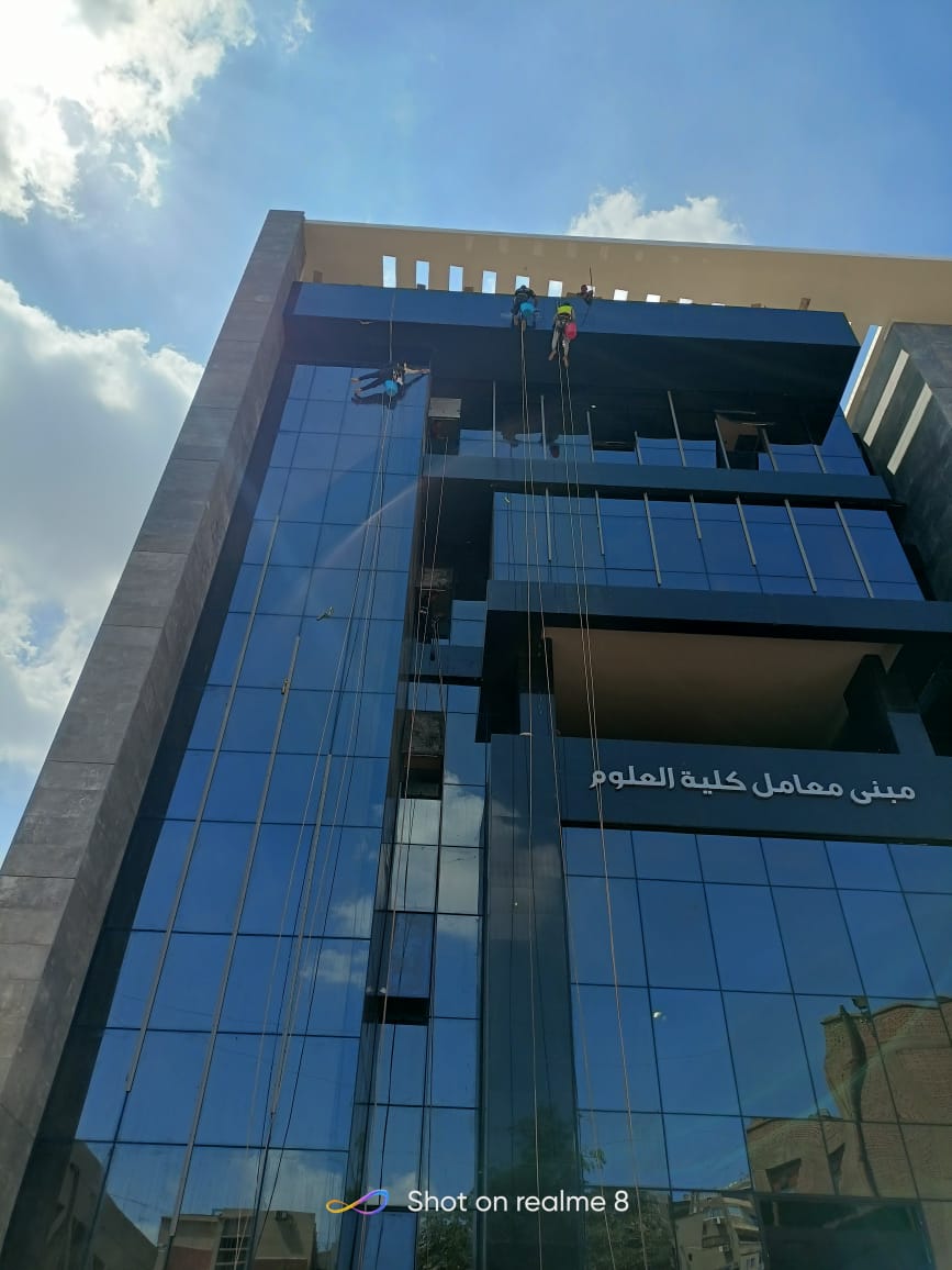 تنظيف واجهات الشركات الزجاجية